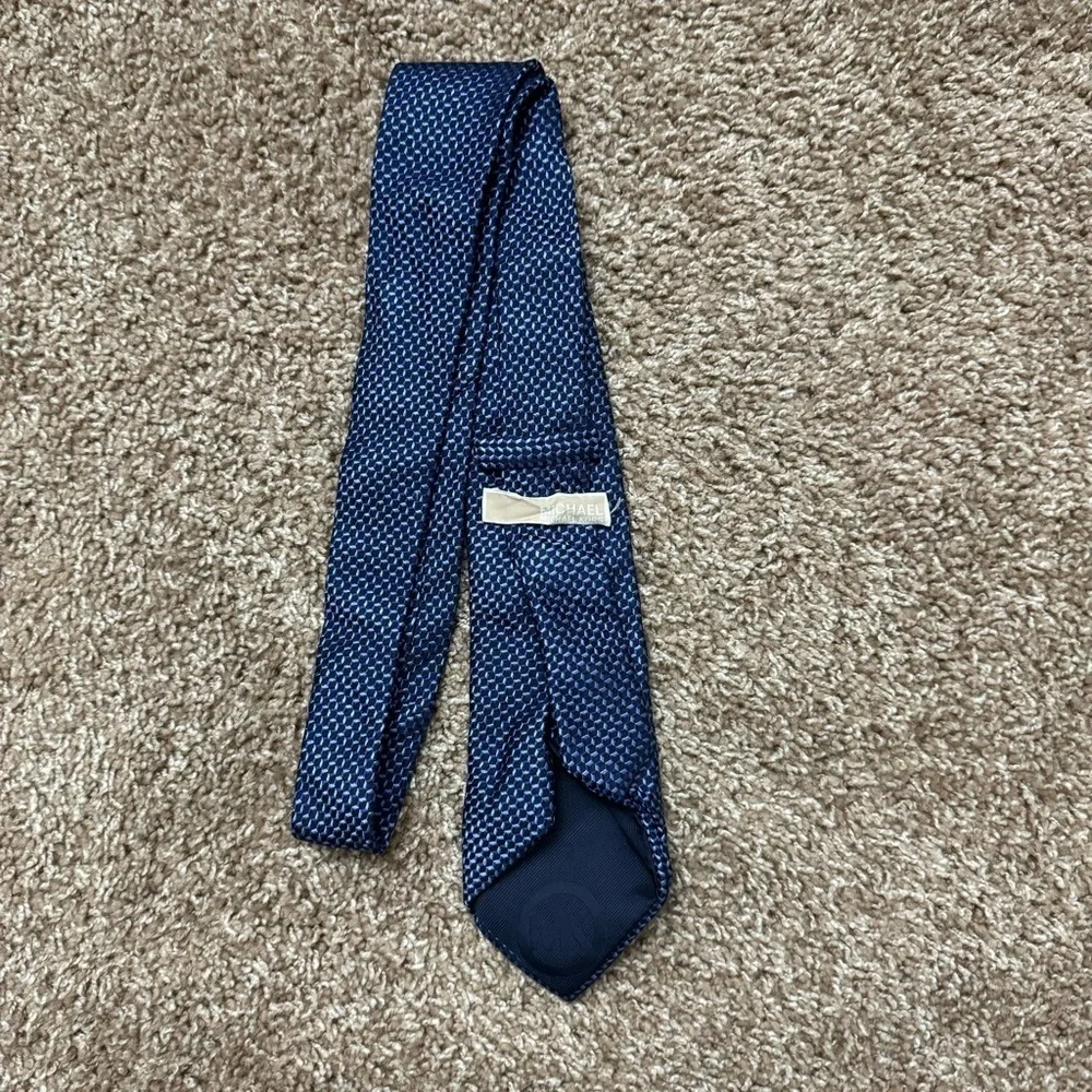 Michael Michael Kors Men’s Blue Geometric Pattern 100% Silk Tie‎